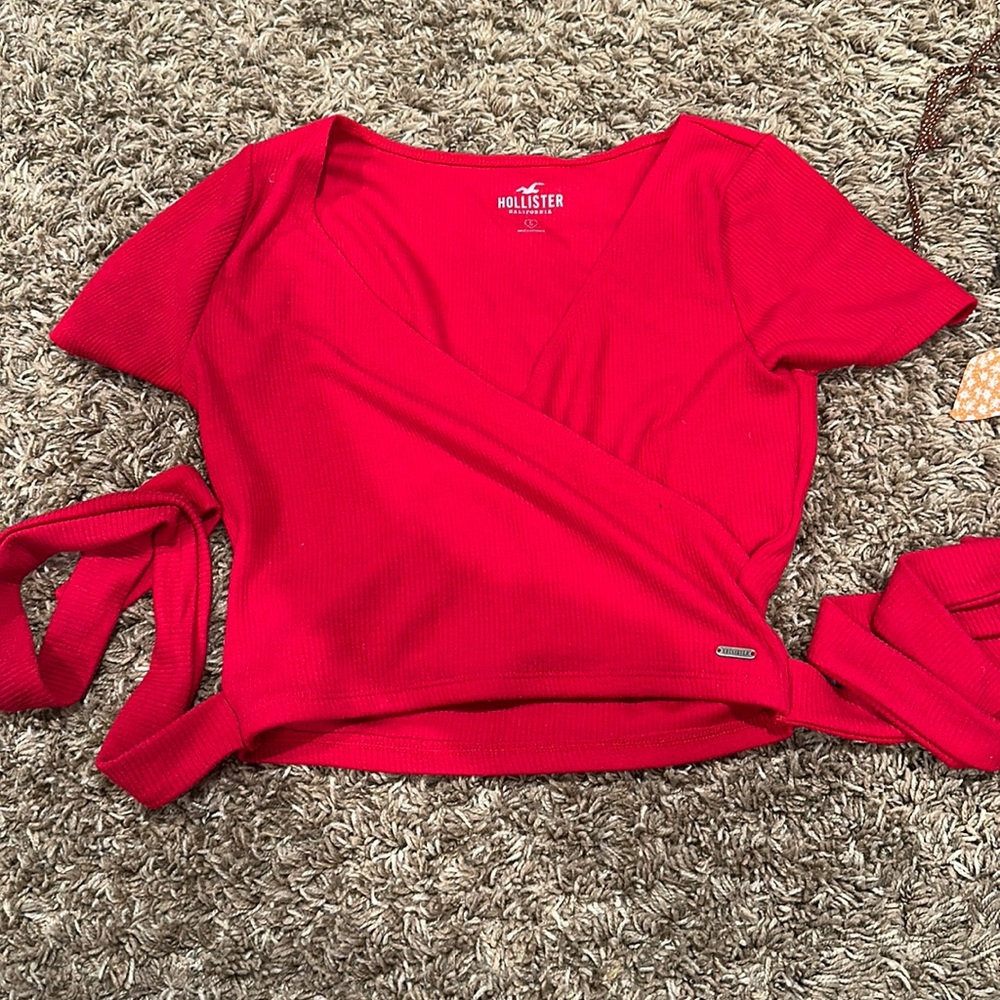 Red tie crop top hollsiter